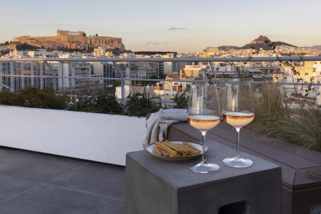 NEW STUNNING PENTHOUSE W/SPECTACULAR VISTAS!