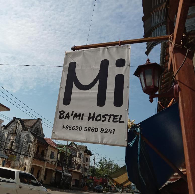 um sinal para um museu baraan pendurado num edifício em Bami thakhek hostel em Thakhek