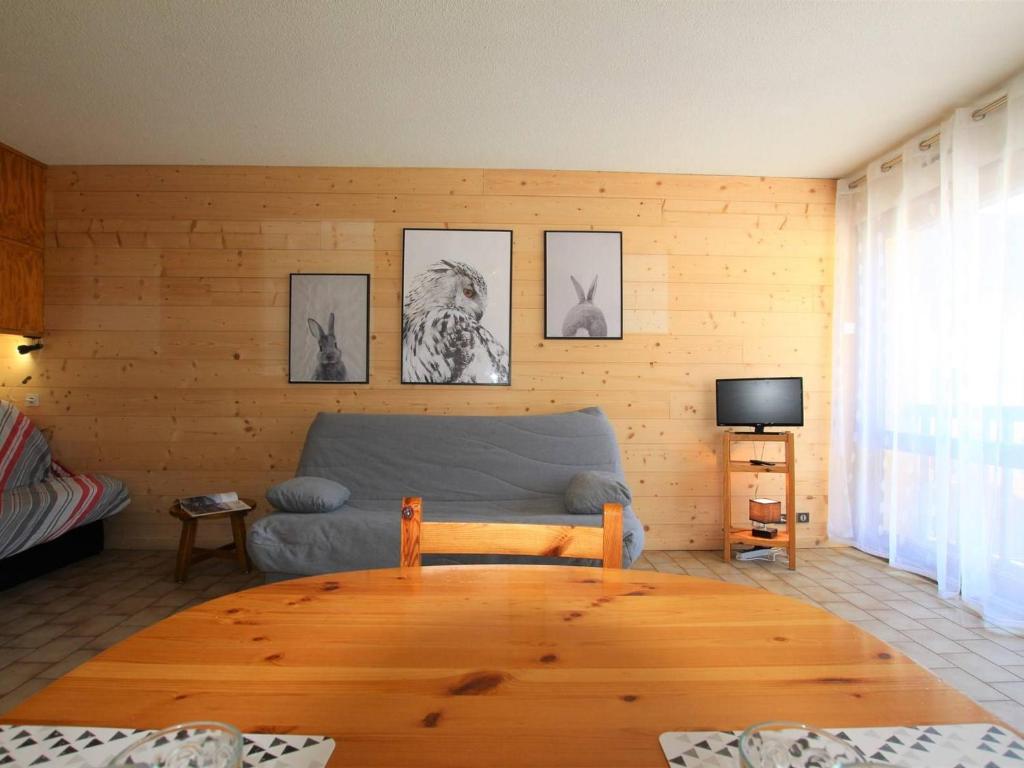 ein Wohnzimmer mit Sofa und Tisch in der Unterkunft Studio cosy au cœur de Briançon avec parking - FR-1-330C-47 in Briançon