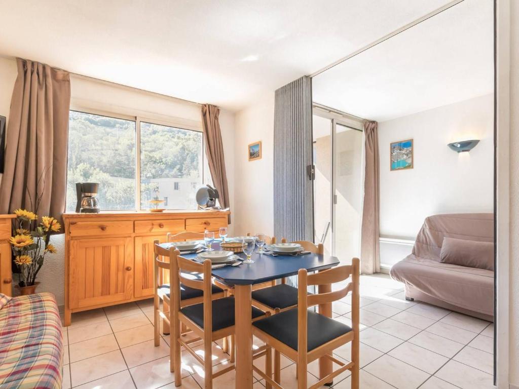 ブリアンソンにあるAppartement Briançon, 2 pièces, 4 personnes - FR-1-330C-44のダイニングルーム(テーブル、椅子、ベッド付)