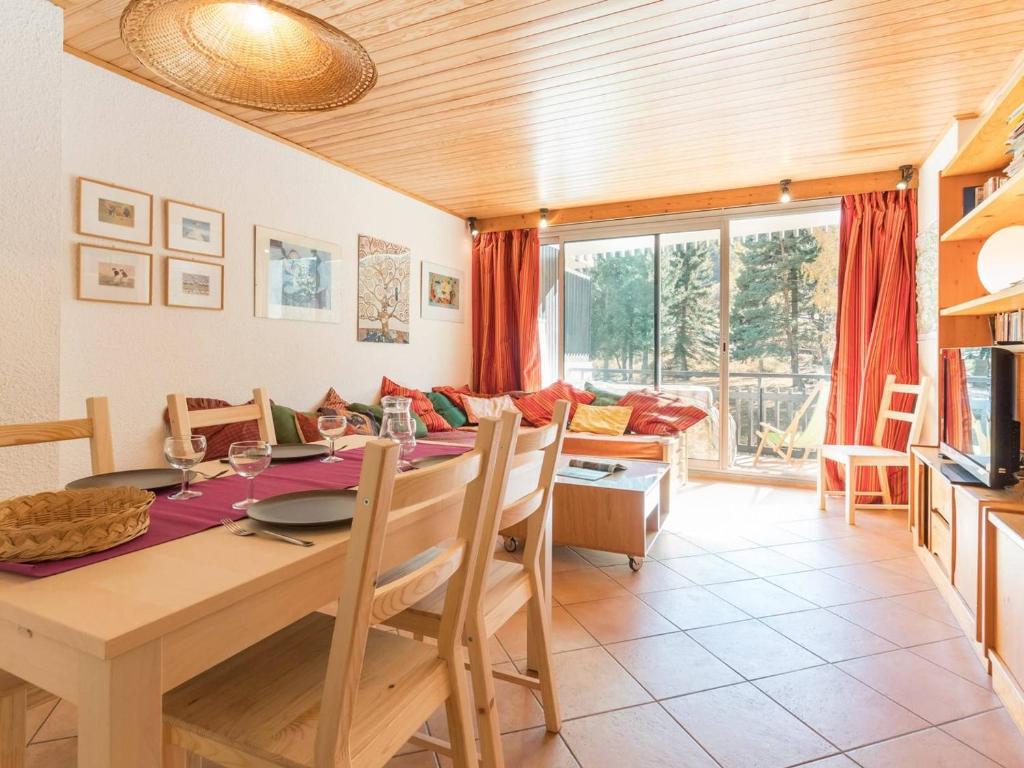 セレ・シュヴァリエにあるAppartement La Salle-les-Alpes, 2 pièces, 6 personnes - FR-1-330F-86のキッチン、ダイニングルーム(テーブル、椅子付)