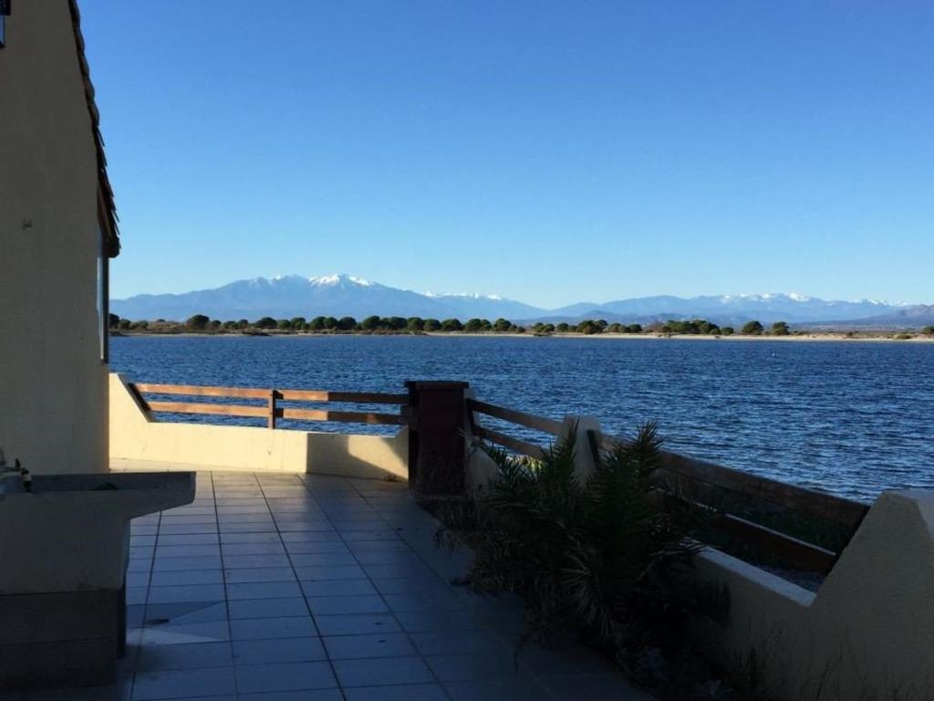 une vue sur une grande étendue d'eau dans l'établissement Villa 3 pièces + mezzanine, 6 pers, Wifi, Parking privé, bord du lac, près de la plage - FR-1-81-80, à Port-Leucate