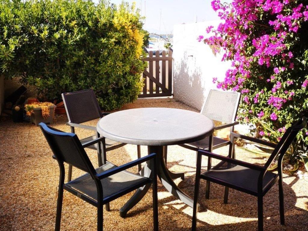 mesa, 2 sillas, mesa y sillas en Appartement Port Barcarès, 2 pièces, 4 personnes - FR-1-195-7, en Le Barcarès