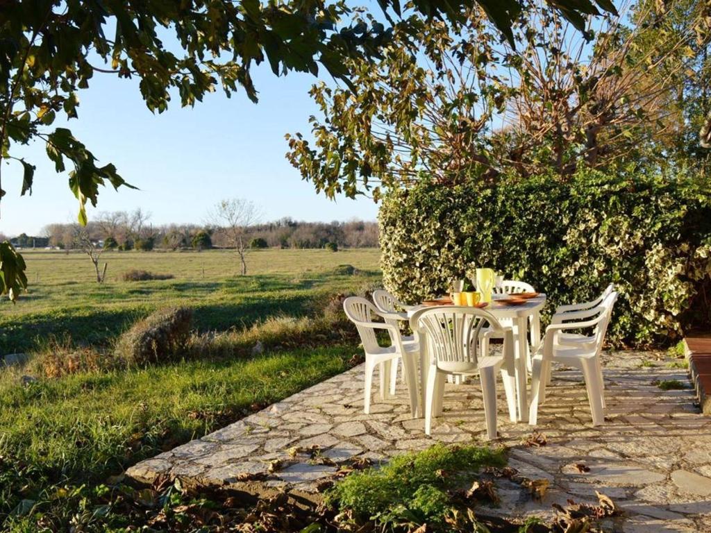 una mesa y sillas sentadas en un patio de piedra en Maison Saint-Cyprien, 4 pièces, 7 personnes - FR-1-225D-130 en Saint-Cyprien-Plage