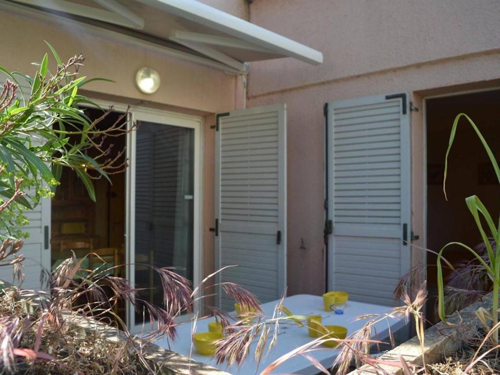 eine Terrasse mit einem Tisch vor einem Haus in der Unterkunft Appartement Argelès-sur-Mer, 2 pièces, 4 personnes - FR-1-225-78 in Argelès-sur-Mer