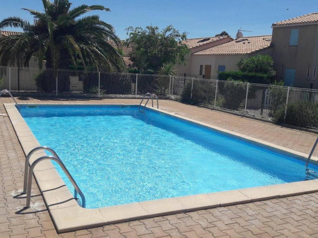 聖普里安海灘的住宿－Maison Saint-Cyprien, 3 pièces, 6 personnes - FR-1-225D-216，院子里的大型蓝色游泳池