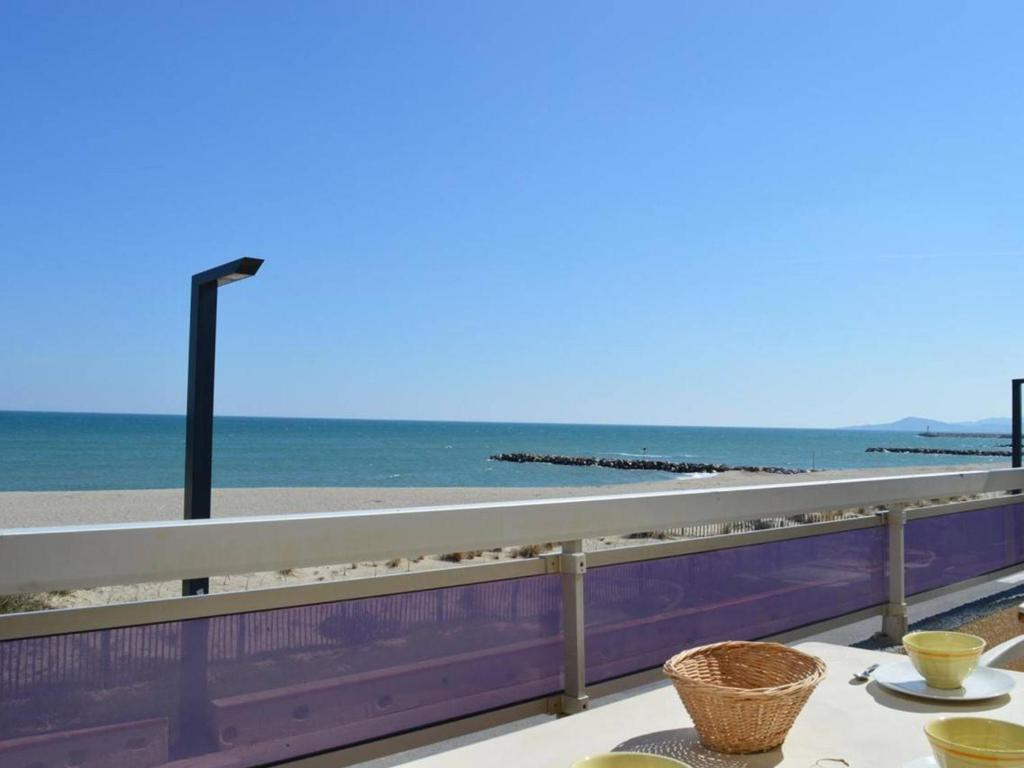 - une table avec vue sur la plage dans l'établissement Appartement 2 pièces avec parking à Saint-Cyprien - FR-1-225D-193, à Saint Cyprien Plage