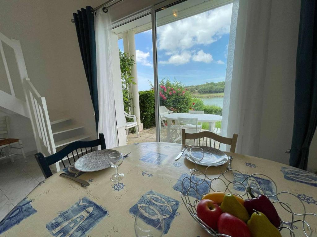 d'une table avec une assiette de fruits au-dessus dans l'établissement Appartement 4 pièces avec piscine - proche plage - Saint-Jean-de-Monts - FR-1-224C-214, à Saint-Jean-de-Monts