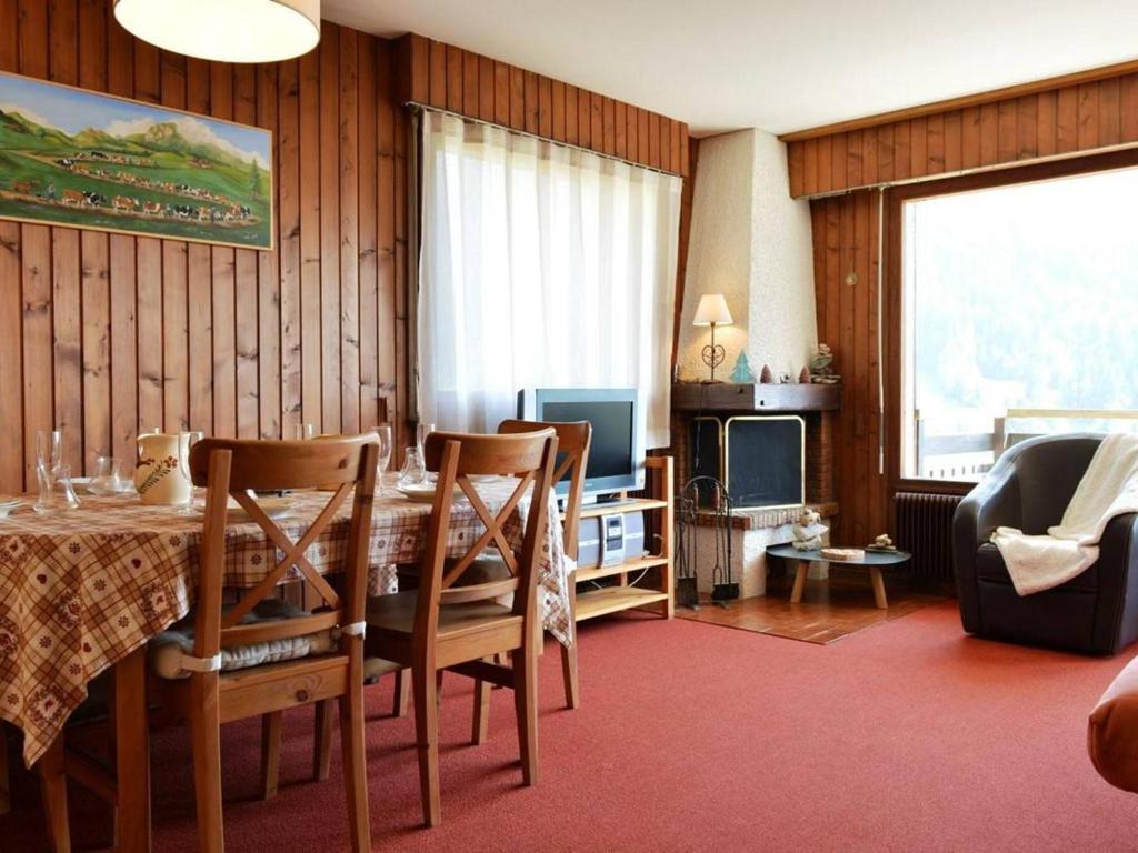 - un salon avec une table, des chaises et une télévision dans l'établissement Appartement Le Grand-Bornand, 3 pièces, 6 personnes - FR-1-241-47, au Grand-Bornand