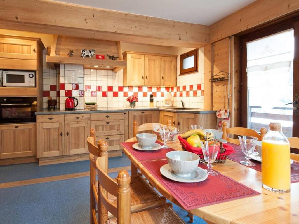 - une cuisine avec une table en bois et des fruits dans l'établissement Appt rénové 3 pièces, 6 couchages, proche centre, ascenseur, lave-vaisselle, lave-linge - FR-1-241-35, au Grand-Bornand