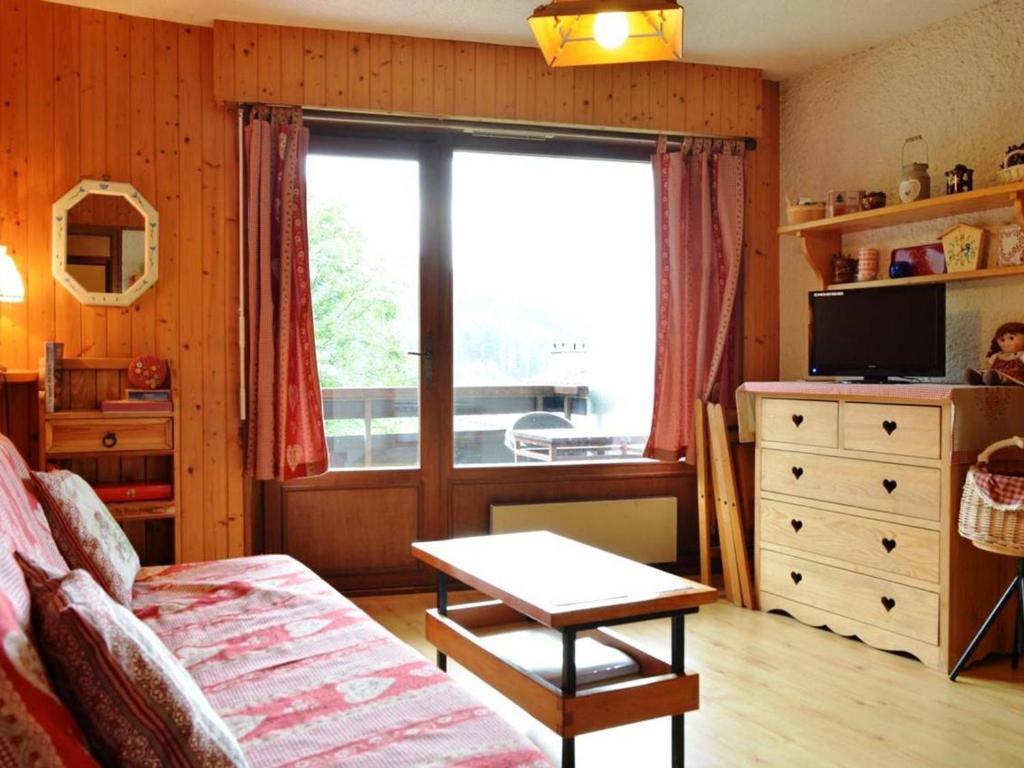 ein Wohnzimmer mit einem Sofa und einem Fenster in der Unterkunft Appartement Le Grand-Bornand, 1 pièce, 4 personnes - FR-1-241-66 in Le Grand-Bornand