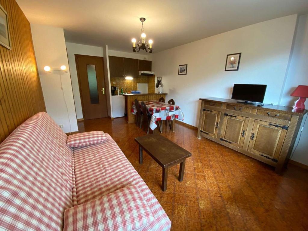 uma sala de estar com um sofá e uma mesa em Appartement Le Grand-Bornand, 1 pièce, 4 personnes - FR-1-241-75 em Le Grand-Bornand