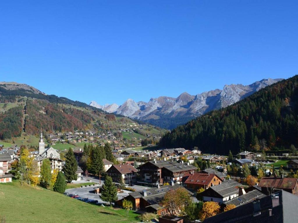 a small town in a valley with mountains in the background at Appartement Le Grand-Bornand, 2 pièces, 5 personnes - FR-1-241-85 in Le Grand-Bornand
