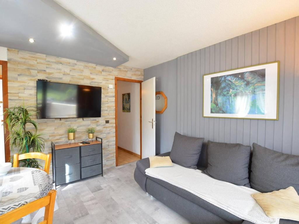 ル・グラン・ボルナンにあるAppartement Le Grand-Bornand, 2 pièces, 4 personnes - FR-1-241-105のリビングルーム(ソファ、薄型テレビ付)