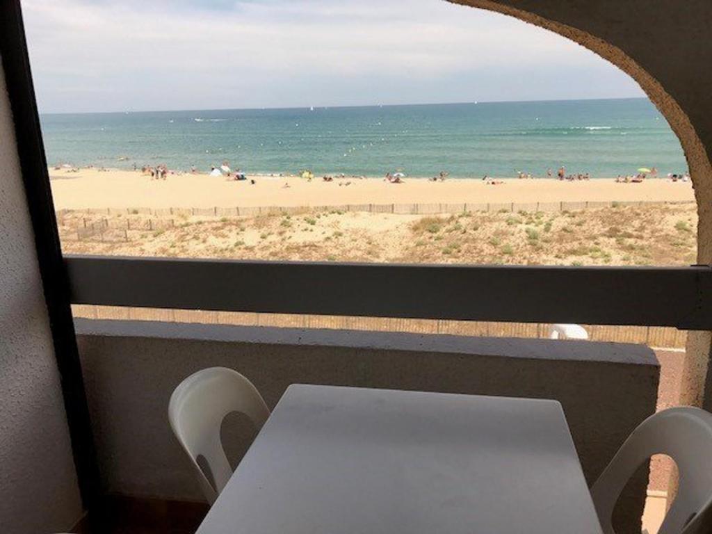 - un balcon avec une table et une vue sur la plage dans l'établissement Appartement 2P+Mezzanine 5 pers, Mer et Parking, Port Barcarès - FR-1-81-191, à Port-Leucate