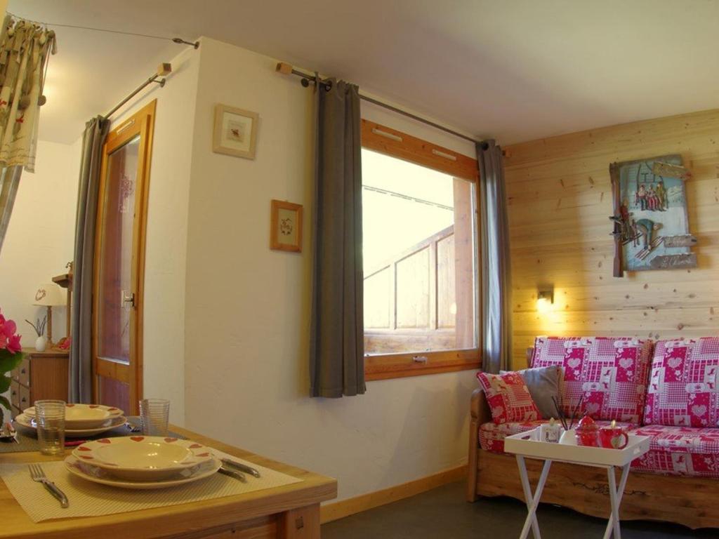 een woonkamer met een bank en een raam bij Appartement Valmorel, 1 pièce, 4 personnes - FR-1-291-702 in Valmorel
