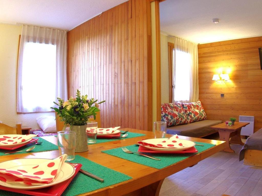 ヴァルモレルにあるAppartement Valmorel, 1 pièce, 4 personnes - FR-1-291-757のリビングルーム(食器付)