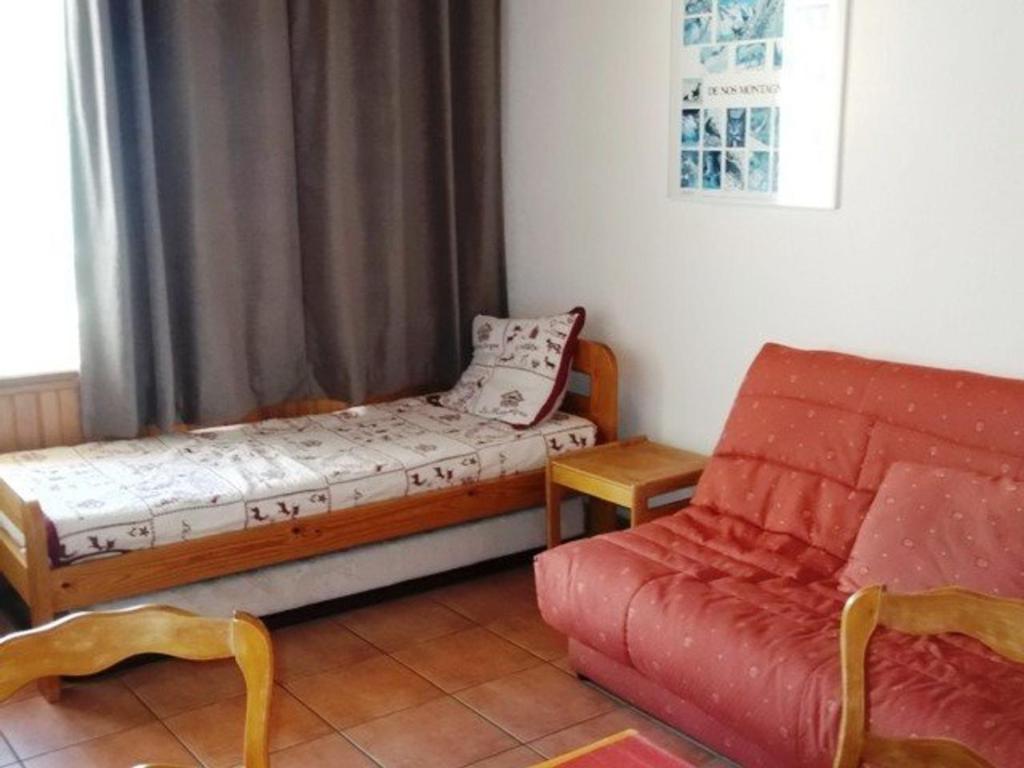 Les EstarisにあるAppartement Orcières Merlette, 1 pièce, 5 personnes - FR-1-262-97のソファ、ベッド、椅子が備わる客室です。