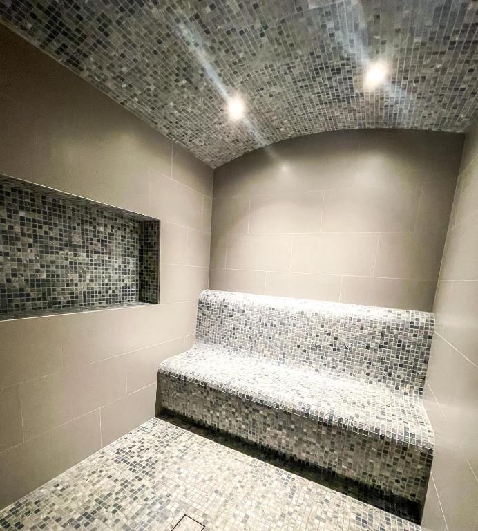 Postel nebo postele na pokoji v ubytování STAY BY LATINEM Luxury 1BR Holiday Home CV A2304 near Burj Khalifa