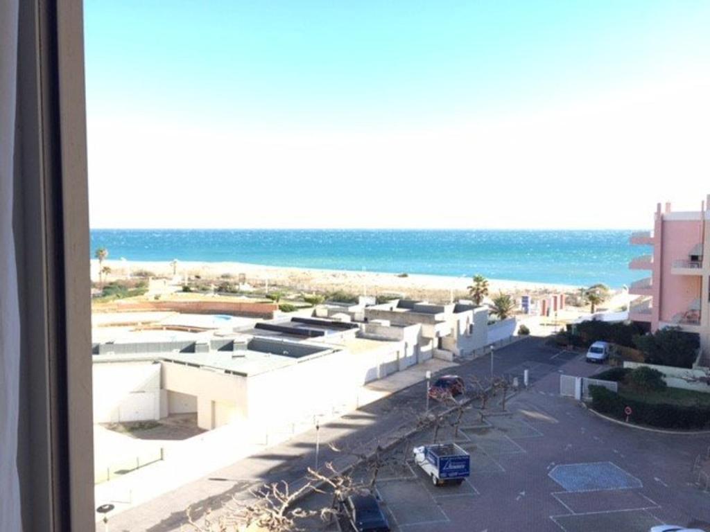 - une vue sur la plage depuis la fenêtre de l'hôtel dans l'établissement Appartement T3, 6 pers, BBQ, terrasse, parking, plage à prox. - FR-1-81-397, à Port-Leucate