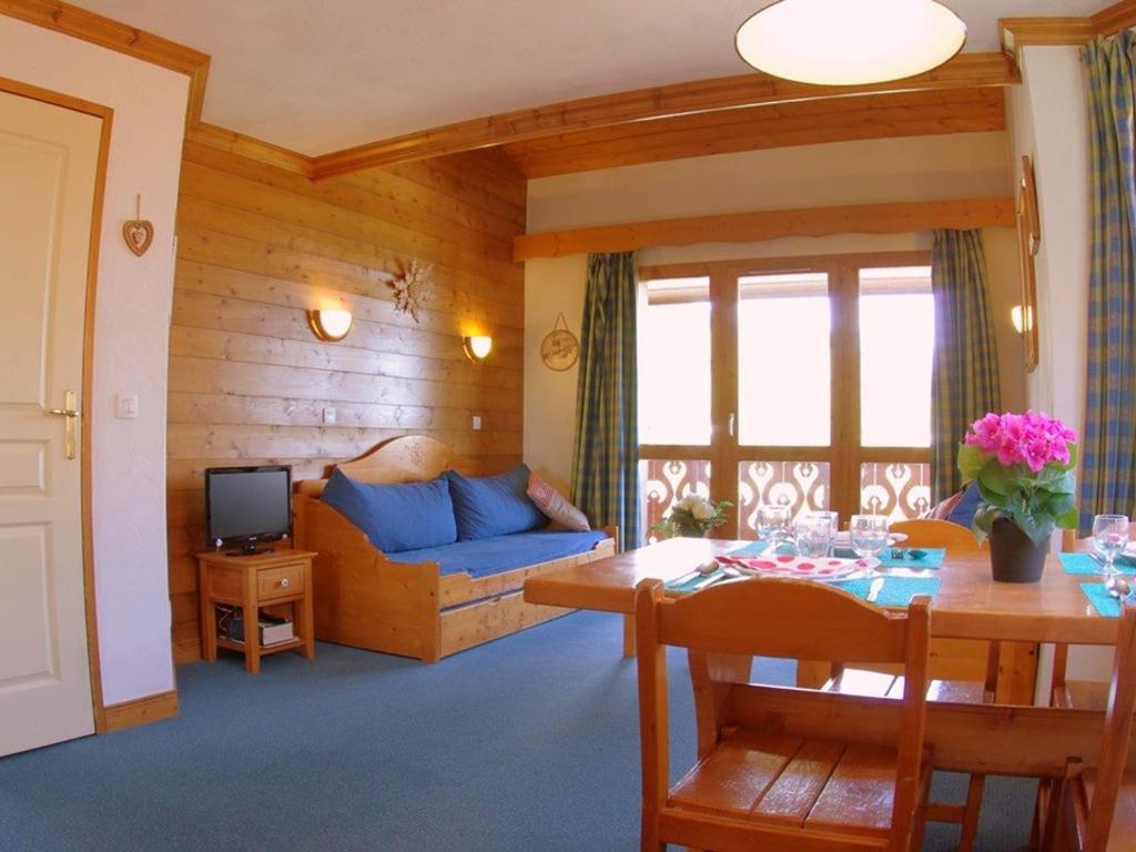 un salon avec un canapé bleu et une table dans l'établissement Duplex 3P, 2 Chambres, Animaux OK, Casier à Skis, Valmorel - FR-1-291-728, à Valmorel