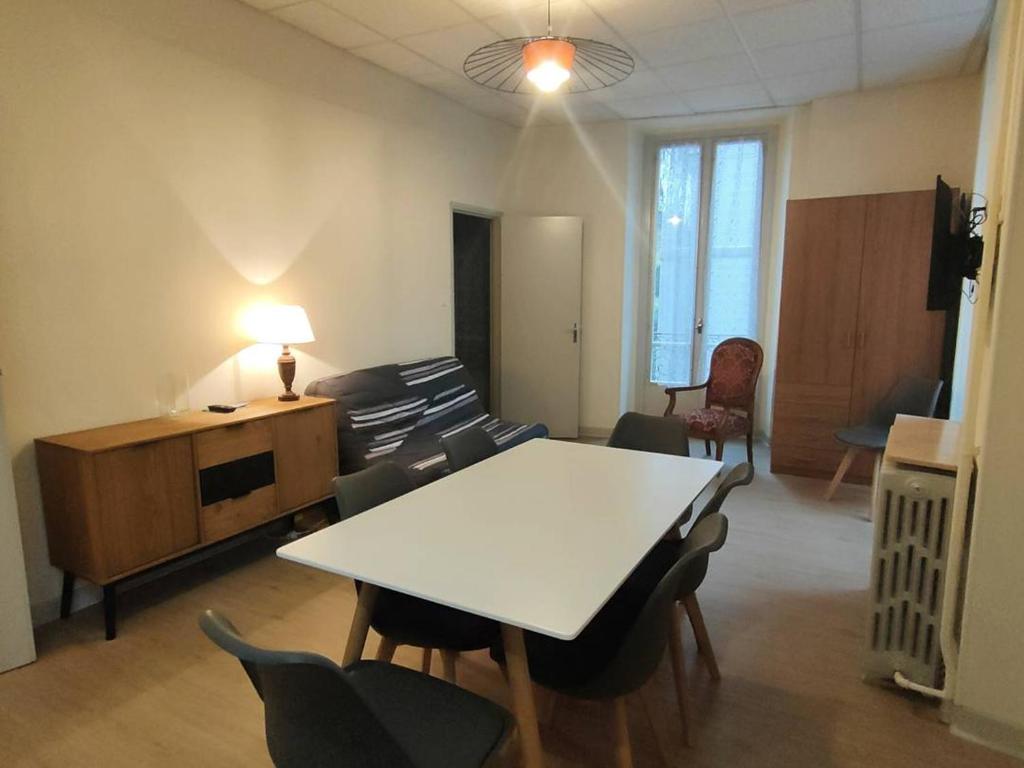 un salon avec une table et des chaises blanches dans l'établissement Centré, 2 Pièces/5 Pers, Cauterets - Balcon, Près Thermes & Télécabine - FR-1-234-122, à Cauterets