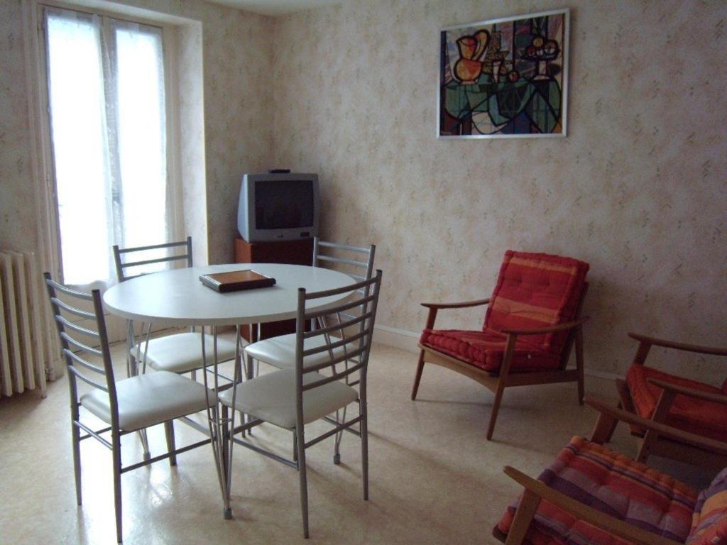 コトレにあるAppartement Cauterets, 3 pièces, 4 personnes - FR-1-234-132のダイニングルーム(テーブル、椅子付)