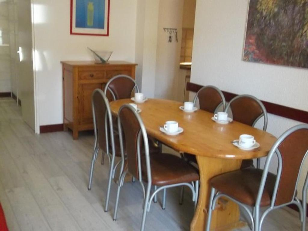 een houten tafel en stoelen in een kamer bij Appartement Orcières Merlette, 2 pièces, 6 personnes - FR-1-262-78 in Forest des Baniols