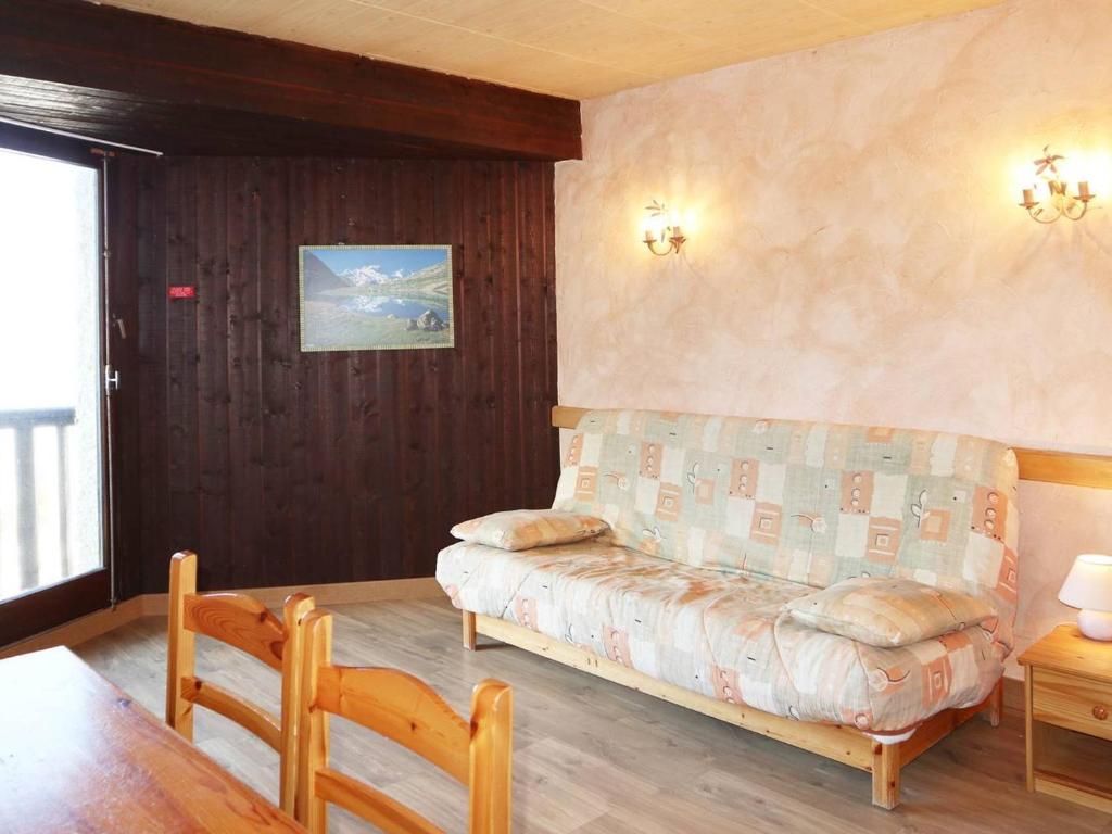 un salon avec un canapé et une table dans l'établissement Studio skis aux pieds pour 4 pers, animaux admis - FR-1-322-5, aux Orres