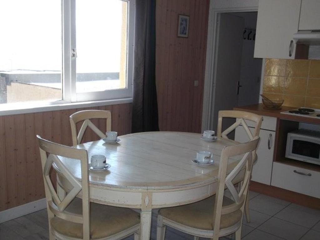 Forest des BaniolsにあるAppartement Orcières Merlette, 2 pièces, 6 personnes - FR-1-262-85のキッチン(木製テーブル、椅子、窓付)