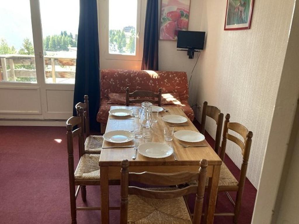 Appartement Orcières Merlette, 1 pièce, 6 personnes - FR-1-262-88にあるレストランまたは飲食店