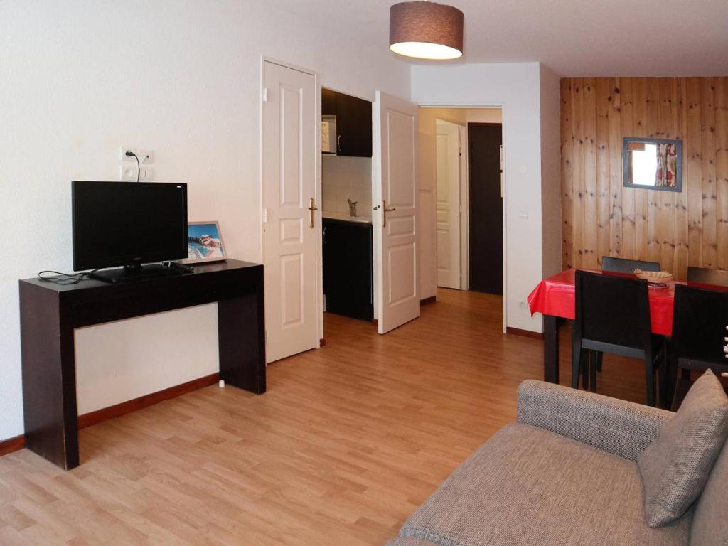 Appartement Les Orres, 2 pièces, 4 personnes - FR-1-322-47にあるテレビまたはエンターテインメントセンター