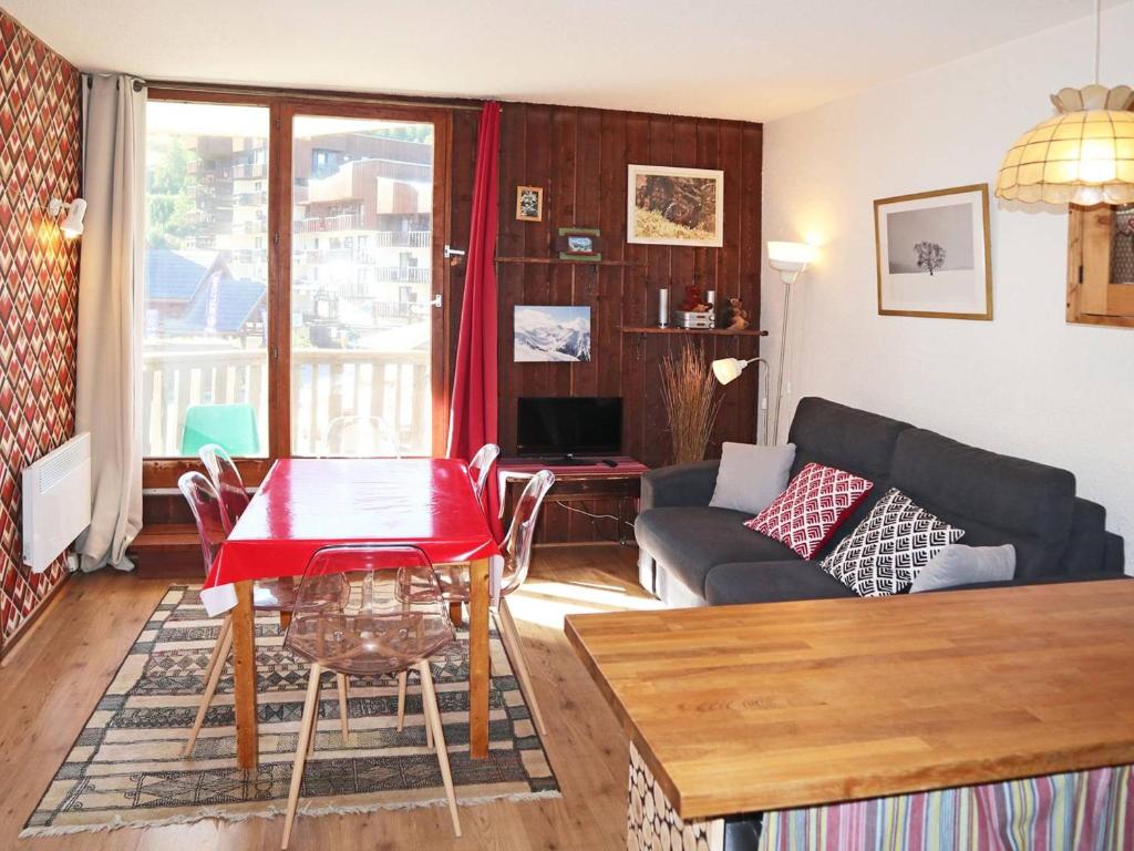 un salon avec un canapé et une table dans l'établissement 2 pièces pour 6 personnes au centre commercial, Les Orres - FR-1-322-43, aux Orres