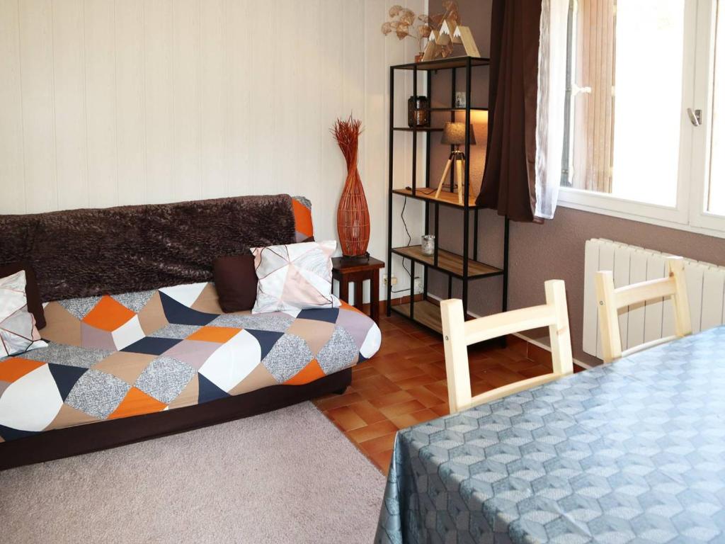 a bedroom with a bed and a chair at Appartement Les Orres, 1 pièce, 4 personnes - FR-1-322-97 in Les Orres