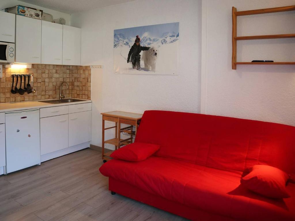 レ・ゾルにあるStudio Les Orres, 1 pièce, 4 personnes - FR-1-322-181のリビングルーム(赤いソファ付)、キッチン