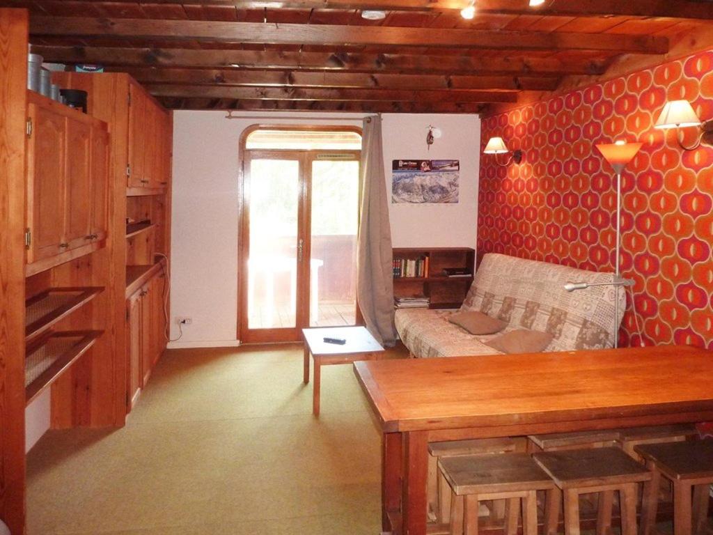 a living room with a couch and a table at Appartement Les Orres, 1 pièce, 4 personnes - FR-1-322-190 in Les Orres