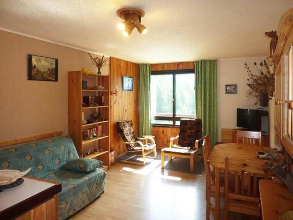 un salon avec un canapé et une table dans l'établissement Appartement 8 pers, coeur station, pieds des pistes - FR-1-322-41, aux Orres