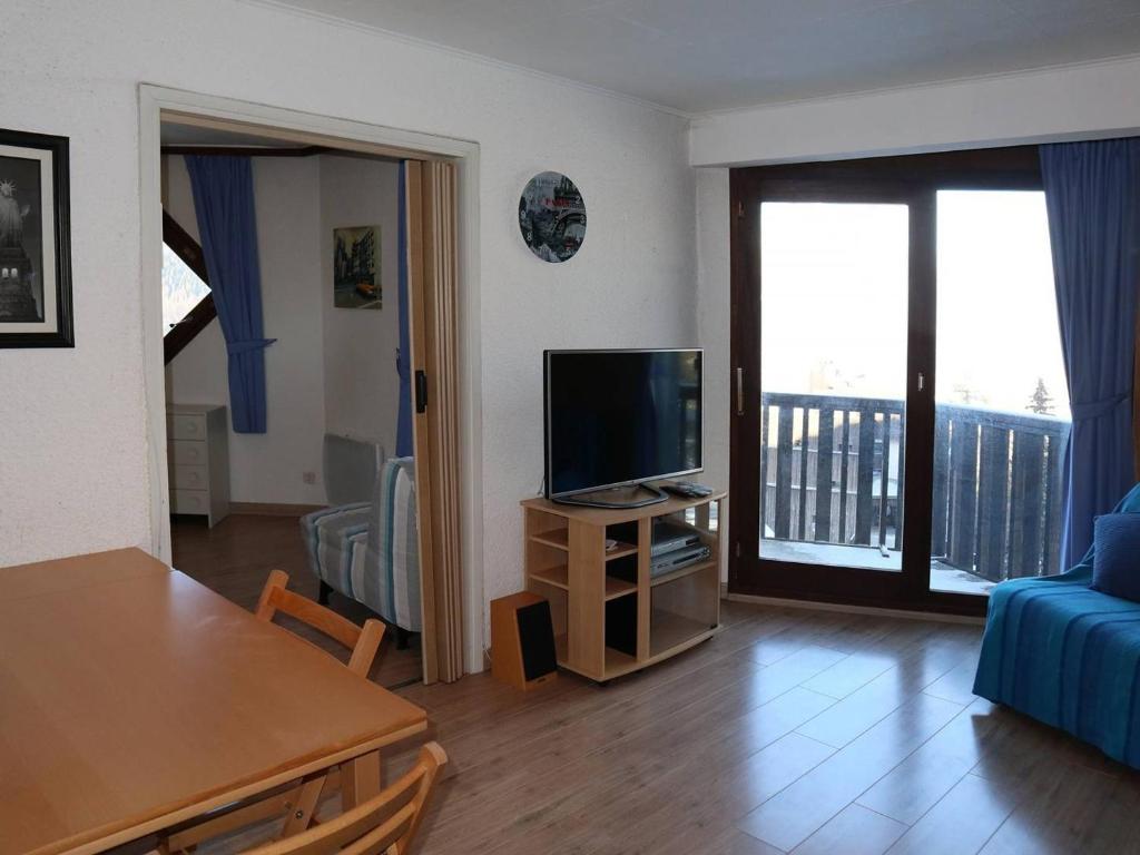 Appartement Les Orres, 2 pièces, 6 personnes - FR-1-322-140にあるテレビまたはエンターテインメントセンター
