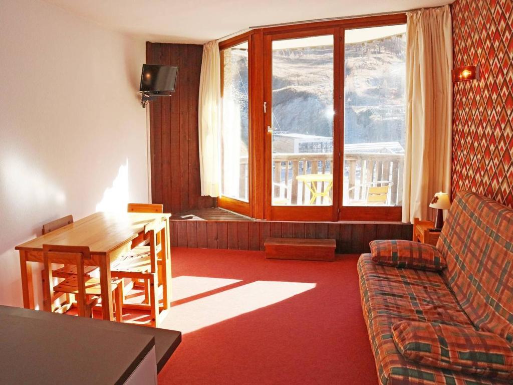 a living room with a table and a couch at Appartement Les Orres, 1 pièce, 4 personnes - FR-1-322-267 in Les Orres