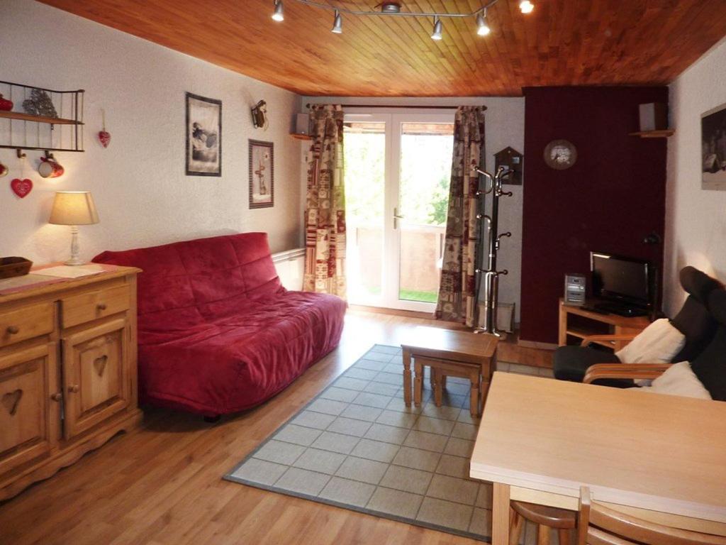 a living room with a red couch and a window at Appartement Les Orres, 2 pièces, 6 personnes - FR-1-322-199 in Les Orres