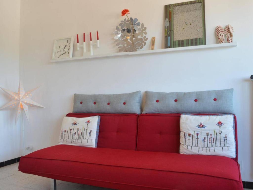 バニュルス・シュル・メールにあるAppartement Banyuls-sur-Mer, 2 pièces, 4 personnes - FR-1-225C-412の赤いソファ(枕2つ付)
