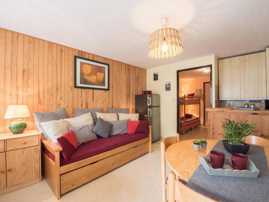 - un salon avec un canapé et une table dans l'établissement Appartement Saint-Lary-Soulan, 2 pièces, 4 personnes - FR-1-296-152, à Saint-Lary-Soulan