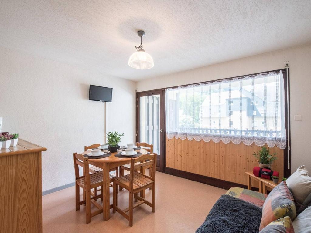 サン・ラリー・スランにあるAppartement Saint-Lary-Soulan, 2 pièces, 6 personnes - FR-1-296-162のリビングルーム(テーブル付)、ダイニングルーム