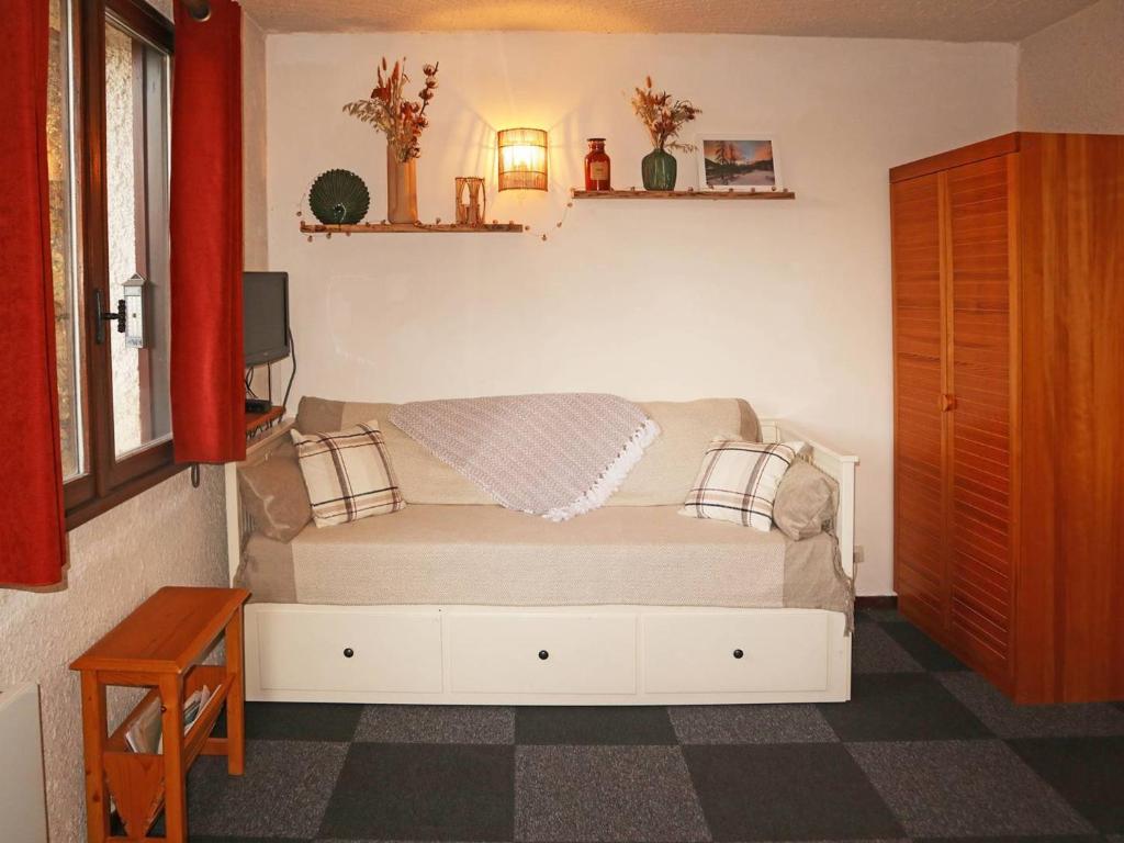 レ・ゾルにあるStudio Les Orres, 1 pièce, 4 personnes - FR-1-322-192のテレビ付きの客室の小さなベッド1台分です。