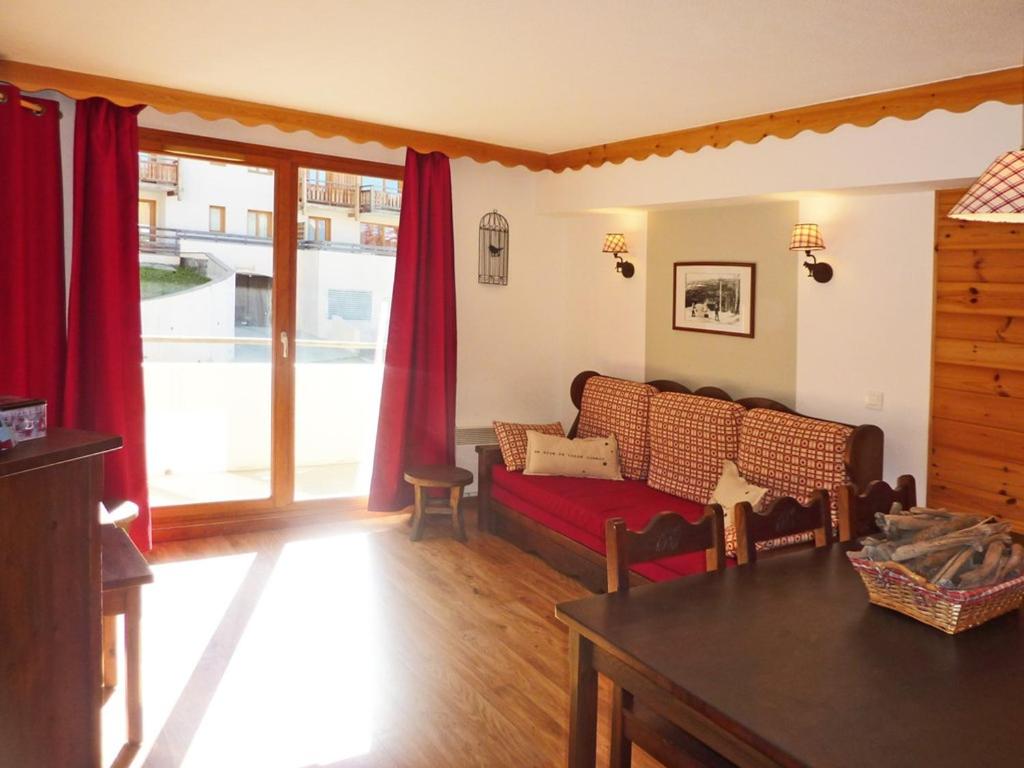 a living room with a couch and a table at Appartement Les Orres, 2 pièces, 8 personnes - FR-1-322-202 in Les Orres