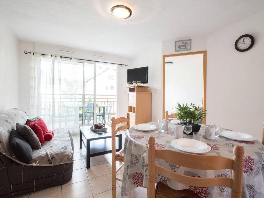 uma sala de estar com uma mesa e um sofá em Appartement Saint-Lary-Soulan, 2 pièces, 6 personnes - FR-1-296-175 em Saint-Lary-Soulan