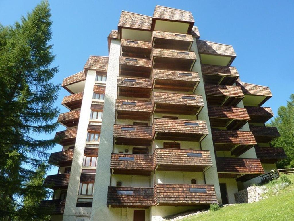 a tall building with balconies on the side of it at Studio Les Orres, 1 pièce, 4 personnes - FR-1-322-230 in Les Orres