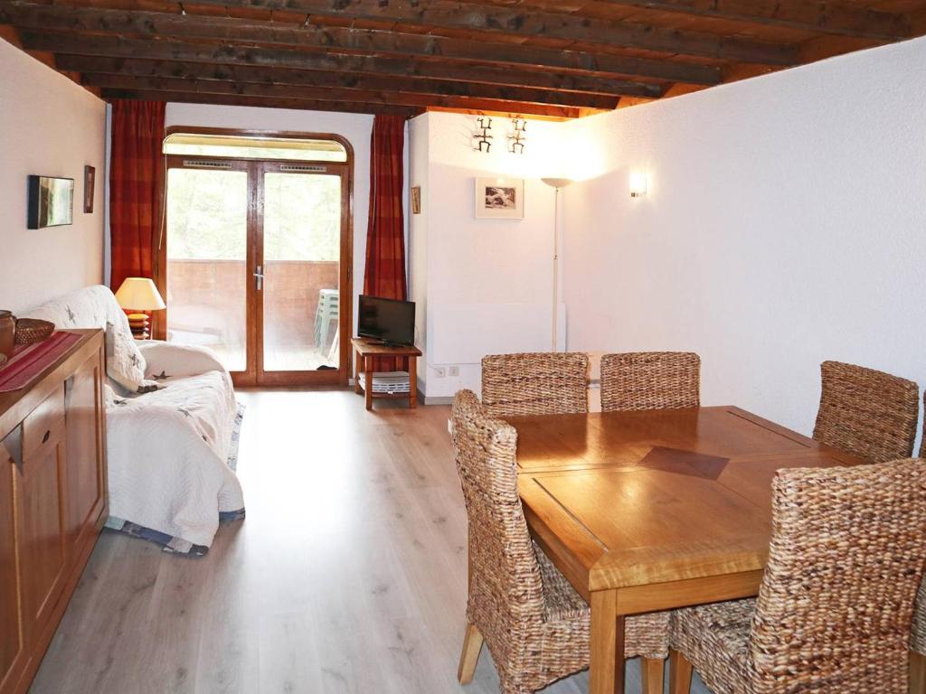萊索爾的住宿－Appartement Les Orres, 2 pièces, 6 personnes - FR-1-322-232，客厅配有木桌和椅子