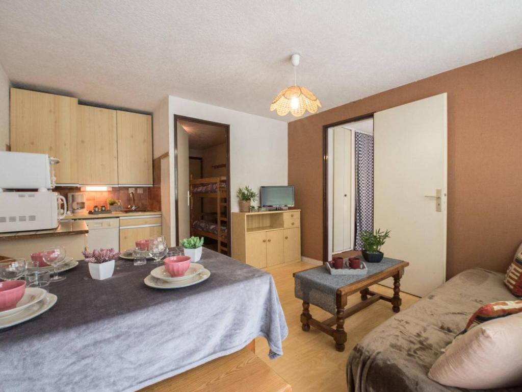 un salon avec une table et un canapé dans l'établissement Appartement cosy pour 6 pers. avec balcon, proche centre et téléphérique, Saint Lary Village - FR-1-296-207, à Saint-Lary-Soulan