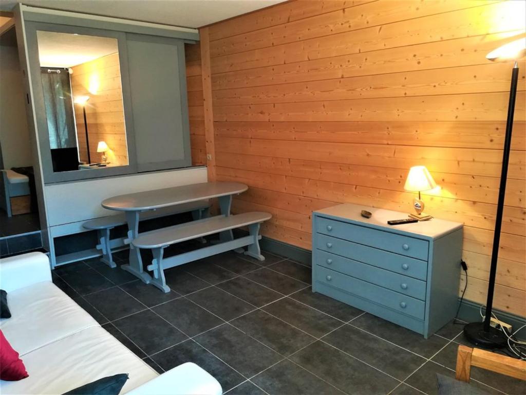 Schlafzimmer mit einem Schreibtisch, einem Bett und einem Spiegel in der Unterkunft Studio Isola 2000, 1 pièce, 4 personnes - FR-1-292-75 in Isola 2000